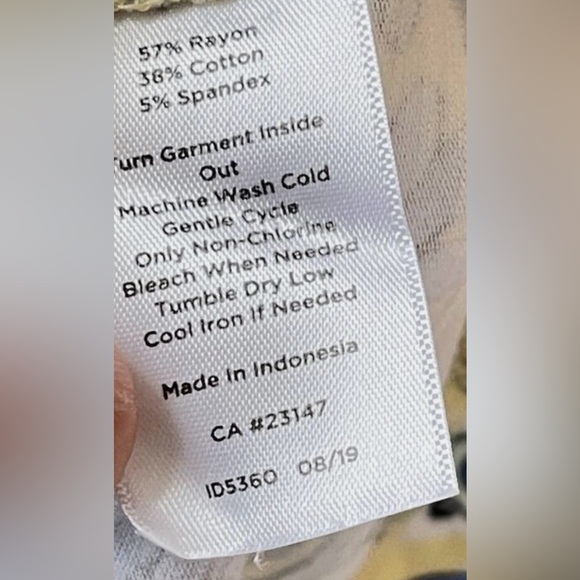 T Talbots Pasiley Roll Cuff Tee XS Floral Top Coastal Yellow Blue
NWT feminine - Picture 4 of 5